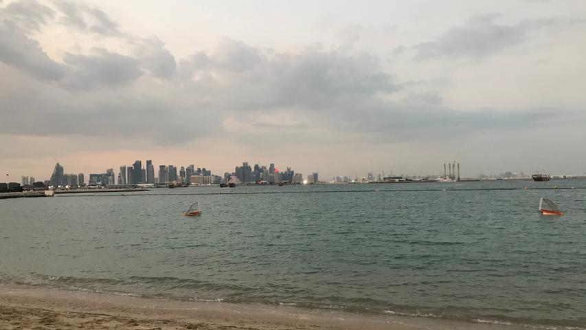 Auch in Doha bieten viele Hotels einen direkten Zugang zum Meer.