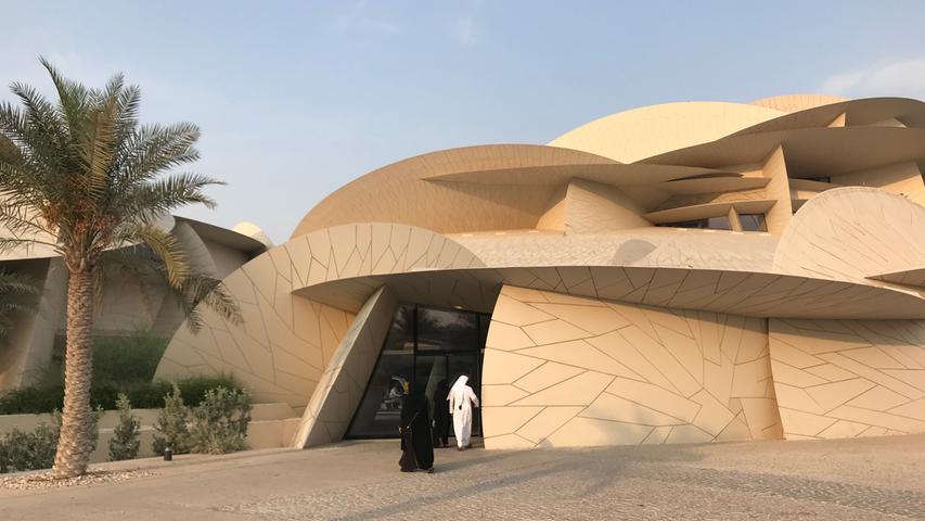 Eine große Vergangenheit hat Katar nicht, aber die Machthaber arbeiten an einer großen Zukunft. Für das Nationalmuseum, das im Stile einer Wüstenrose gebaut wurde konnte man Star-Architekt Jean Nouvel gewinnen.