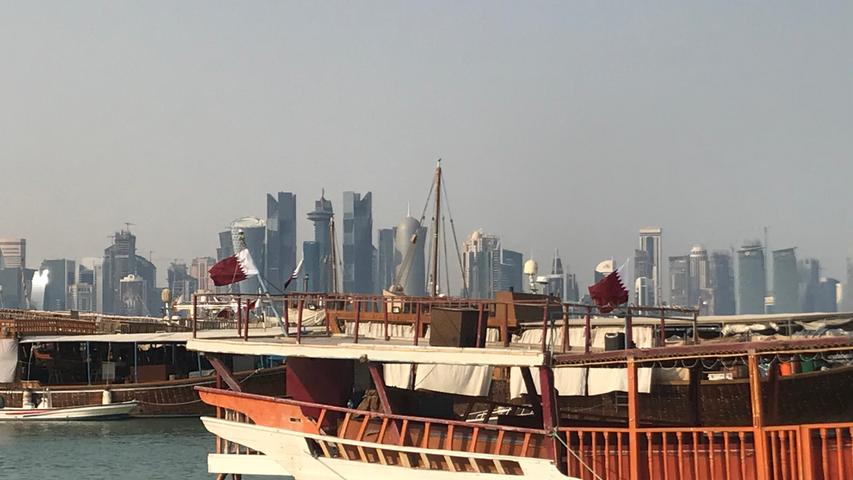 Zwischen Tradition und Moderne: Eine klassische arabische Dau vor der Skyline Dohas.
