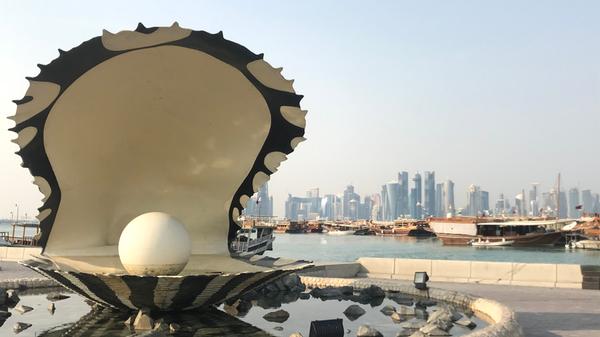 Vor Hundert Jahren verdienten junge Männer Geld mit dem Perlentauchen, heute erinnert nur noch ein Wahrzeichen an der Corniche, der Küstenpromenade von Doha, daran.