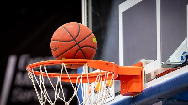 Die Saison der Basketballerinnen wurde schon früh mit sofortiger Wirkung beendet. Die Bundesliga der Männer setzt ihre Saison nun in Form von Geisterspielen fort. Die ersten zehn Klubs der aktuellen Tabelle werden die Playoffs in Turnierform ausspielen. Die restlichen Teams, die sich dagegen entschieden haben, am Playoff-Turnier teilzunehmen, werden hinter den zehn Teams gelistet, Absteiger gibt es keine.