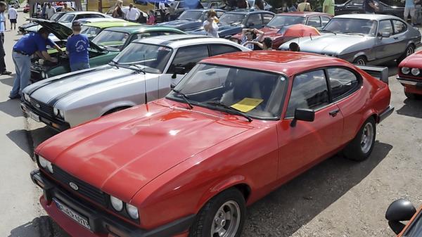 Capri, die italienische Sehnsuchtsinsel der Deutschen, borgte ihren Namen nicht nur einem kultigen Sportcoupé der Kölner Ford-Werke. Legendär sind auch der Schlager "Wenn bei Capri die rote Sonne im Meer versinkt", ein gelbes Stiel-Eis von Langnese und das Fruchtsaft-Getränk Capri-Sonne. Während letztere heute noch erhältlich sind, endete die Produktion des Ford Capri Mitte der 1980er-Jahre.
