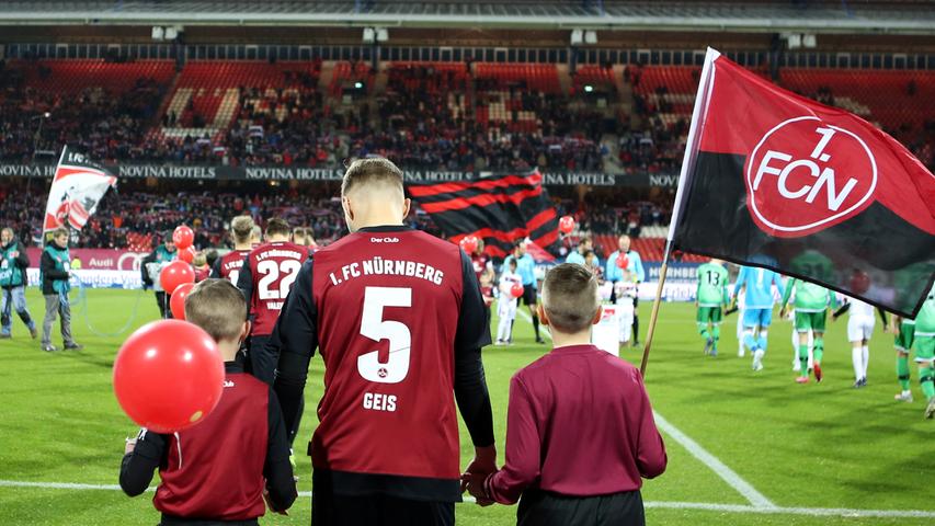 Die 0:3-Niederlage gegen Hannover bleibt bis zum Saisonende das letzte Spiel, in dem sich der enttäuschende Club vor heimischem Publikum blamiert. Allerdings nicht etwa, weil der FCN in der Folge eine Siegesserie im Max-Morlock-Stadion gestartet hätte, sondern in der Folge schlichtweg keine Zuschauer mehr ins Stadion gelassen wurden. Die Corona-Pandemie legt zunächst den kompletten Sport lahm, ab Mitte Mai werden die Partien vor leeren Rängen ausgetragen.
Die 0:3-Niederlage gegen Hannover bleibt bis zum Saisonende das letzte Spiel, in dem sich der enttäuschende Club vor heimischem Publikum blamiert. Allerdings nicht etwa, weil der FCN in der Folge eine Siegesserie im Max-Morlock-Stadion gestartet hätte, sondern in der Folge schlichtweg keine Zuschauer mehr ins Stadion gelassen wurden. Die Corona-Pandemie legt zunächst den kompletten Sport lahm, ab Mitte Mai werden die Partien vor leeren Rängen ausgetragen.