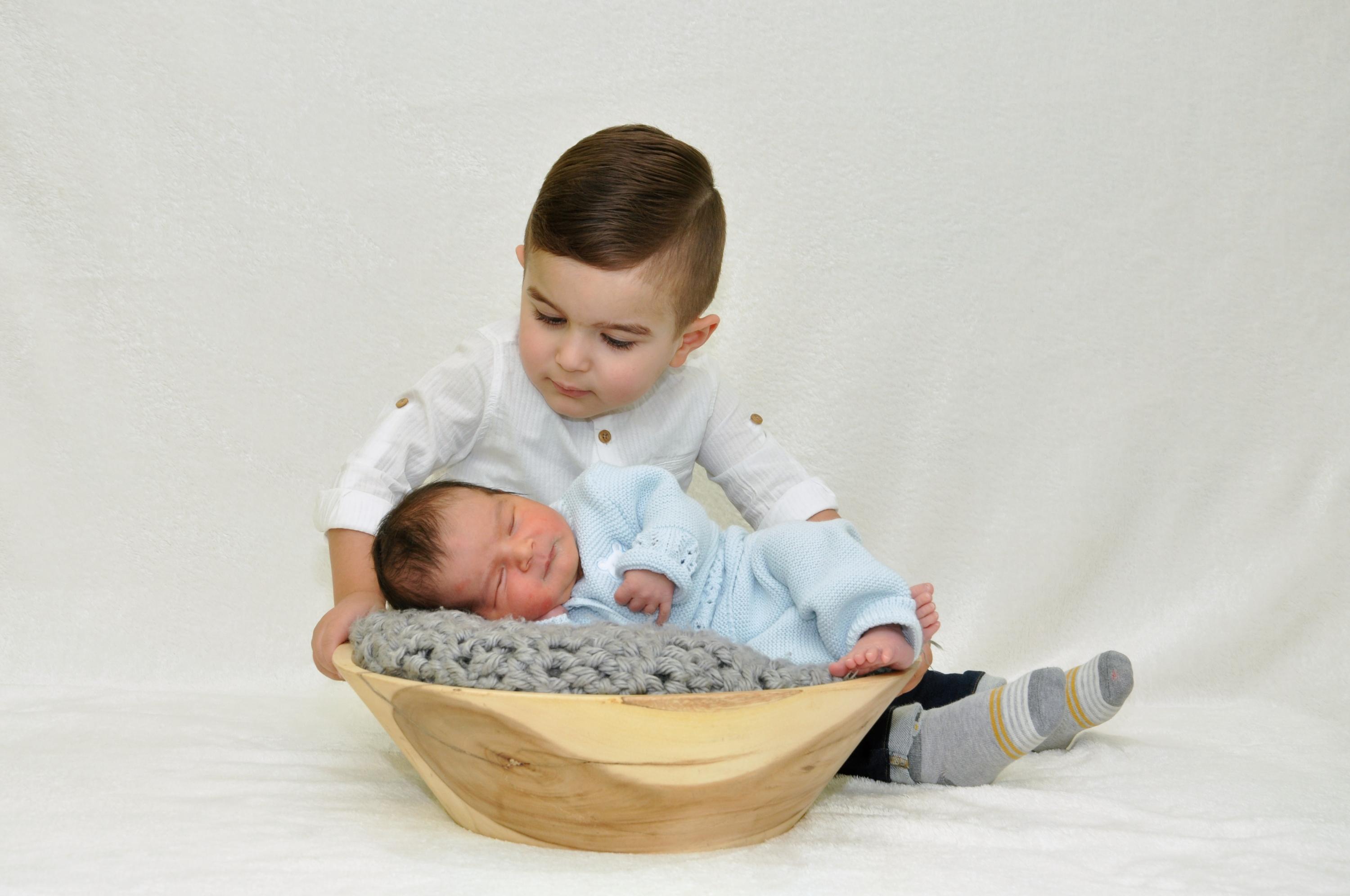 Am 10. März erblickte Eref Ali das Licht der Welt - in der Klinik Hallerwiese. Das Geburtsgewicht betrug 3470 Gramm, die Größe 54 Zentimeter. Mit auf dem Foto ist der stolze große Bruder, Muhammed Baki.
