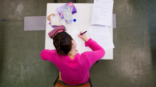 Was machen Schüler, die mitten im Abitur stecken? Die Abschlussprüfungen seien die größte Baustelle, sagte der Präsident des Deutschen Lehrerverbandes, Heinz-Peter Meidinger, dem Bayerischen Rundfunk. Das Kultusministerium betonte, den Schülern werde kein Nachteil entstehen. "Es werden derzeit Sonderregelungen entwickelt." Schulleiter können Lehrer auch zur Unterstützung dieser Schüler heranziehen, ebenso zum Erstellen und Verteilen von Unterrichtsmaterialien.