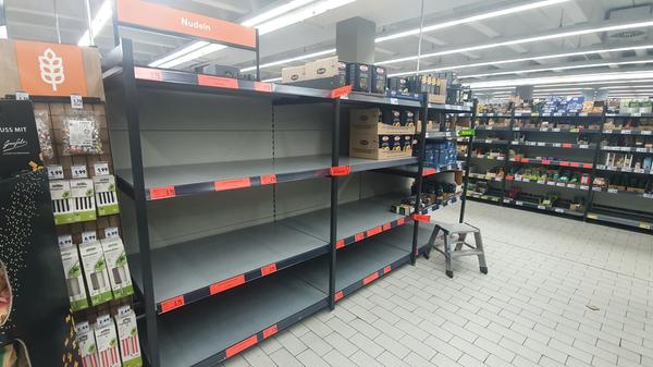 Könnte der Supermarkt plötzlich leer sein? Eric Sucky , Professor für Produktion und Logistik an der Universität Bamberg, sagt: "Durch die spontanen Hamsterkäufe der vergangenen Wochen ist es für Händler derzeit sehr schwierig, ihren Warenbedarf zu kalkulieren." Sein Mitarbeiter Björn Asdecker rechnet "in den kommenden Wochen mit Lieferengpässen und steigenden Einkaufspreisen". Auch Onlinehandel und Zustellbranche bleibe nicht vom Virus verschont. Um Versorgungsengpässen vorzubeugen, hat Innenminister Joachim Herrmann (CSU) aber das Sonntagsfahrverbot für Lastwagen komplett aufgehoben.