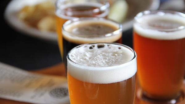 Kann ich noch ins Wirtshaus? Ja. Gaststätten, Restaurants und Bars bleiben offen. Es könne aber passieren, dass Gaststätten nicht öffnen, zum Beispiel, weil keine Gäste mehr kommen. Auch Kinos, Diskotheken, Konzertsäle und Theater dürfen grundsätzlich weiter öffnen. Die Staatssregierung empfiehlt allerdings, Veranstaltungen mit mehr als 100 Teilnehmern zu unterlassen. Verboten sind Großveranstaltungen mit mehr als 1000 Teilnehmern, zunächst bis 19. April.