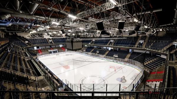 Besonders extrem fiel die Entscheidung in der Deutschen Eishockey-Liga aus. Wegen des Verbots von Großveranstaltungen verständigten sich die Geschäftsführer der Vereine darauf, die DEL-Saison frühzeitig zu beenden. Damit finden keine Playoffs statt und auch einen Meister wird es in diesem Jahr nicht geben. "Dass wir die Entscheidung so treffen müssen, tut uns für alle Klubs, Partner und insbesondere Fans in ganz Deutschland unheimlich leid. Wir haben aber angesichts der aktuellen Entwicklungen die Pflicht, verantwortungsvoll mit der Situation umzugehen. Wir als DEL stellen die Gesundheit von unseren Fans, Spielern und Mitarbeitern in den Fokus", sagte Gernot Tripcke, Geschäftsführer der DEL.