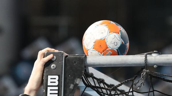 Nach langem Zögern wurde die Saison der 1. und 2. Handball-Bundesliga nun ebenfalls abgebrochen. Das haben die 36 Klubs mit großer Mehrheit beschlossen. Zudem legte das HBL-Präsidium fest, dass die Abschlusstabelle nach der sogenannten Quotientenregelung gewertet wird. Damit steht der THW Kiel erstmals seit 2015 wieder als deutscher Meister fest, Absteiger gibt es keine. Stattdessen steigen zwei Teams - er HSC 2000 Coburg und TuSEM Essen - aus der 2. Liga in die Erstklassigkeit auf, wodurch die nächste Saison mit 20 Mannschaften gespielt werden wird.