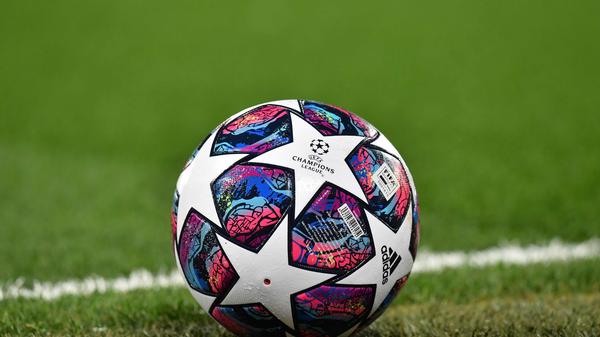 Die Europäische Fußball-Union schickt die Champions League und die Europa League ebenfalls in die Zwangspause. Die Wettbewerbe werden bis auf Weiteres ausgesetzt, über Alternativtermine soll erst zu einem späteren Zeitpunkt verhandelt werden. Ebenso betroffen sind die europäischen Topligen. Die Premiere League in England und die Serie A in Italien pausieren aktuell, in Spanien wird der Ligabetrieb ebenfalls bis auf weiteres ausgesetzt, selbiges gilt für den französischen Fußball. Belgien dagegen hat nun als erste europäische Fußball-Liga die Saison abgebrochen und Club Brügge zum Meister proklamiert. Ebenfalls abgebrochen wurde die Saison in den Niederlanden, allerdings ohne Aufsteiger, Absteiger und einen Meister zu benennen.