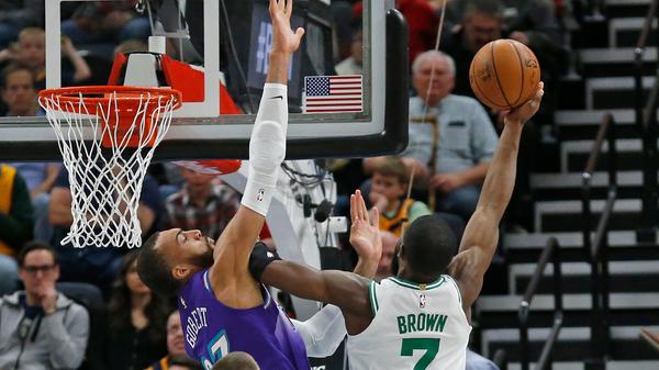 Nachdem Utahs Center Rudy Gobert positiv auf Covid-19 getestet wurde, entschied sich die NBA zu einer mindestens einmonatigen Pause. Damit ist die reguläre Saison betroffen, ab dem 18. April wären die Playoffs angestanden. Auch die internationalen Basketballwettbewerbe werden wegen der Corona-Pandemie bis auf Weiteres ausgesetzt, wie der Weltverband und die EuroLeague mitteilten. Damit ist sowohl die Basketball-Königsklasse EuroLeague wie auch der EuroCup vorerst beendet. Wegen des Verbots von Großveranstaltungen bis Ende August im Zuge der Coronavirus-Pandemie in Deutschland hat der Deutsche Basketball Bund nun den Supercup in Hamburg und das Länderspiel gegen Puerto Rico in Bremen abgesagt. Das Traditionsturnier in Hamburg hatte eigentlich am 13./14. Juni stattfinden sollen, der Vergleich mit Puerto Rico am 17. Juni. Die Europameisterschaft mit einer Vorrunde in Köln und der Endrunde in Berlin soll nun wegen der Verlegung der Olympischen Spiele 2022 stattfinden.