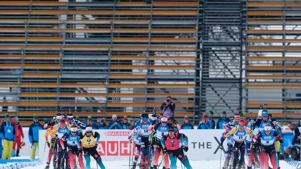 Das Biathlon-Weltcup-Finale, das vom 20. Bis zum 22. März in Oslo stattfinden sollte, wurde auf die Empfehlung der norwegischen Gesundheitsbehörde von der Stadtverwaltung Oslo wegen dem Coronavirus abgesagt. Die Saison wird deshalb am Samstag nach den Verfolgungsrennen der Männer und Frauen beendet. Auch die Saison im Ski Alpin wurde für beendet erklärt, genauso wie die der Ski-Langläufer. Die Weltcup-Saison der Skispringer blieb ebenso wenig verschont.