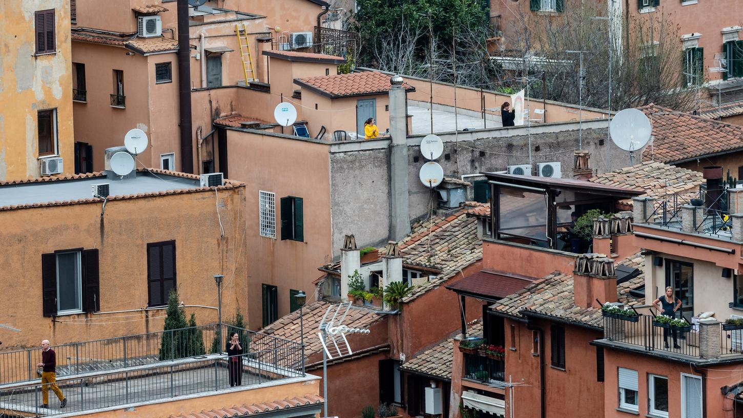Der Flashmob ist Teil eines digitalen Aufrufs an die Menschen in Italien, während der Isolation angesichts des Coronavirus auf ihre Balkons zu kommen, dort Musik zu machen und Kontakt zueinander aufzunehmen.