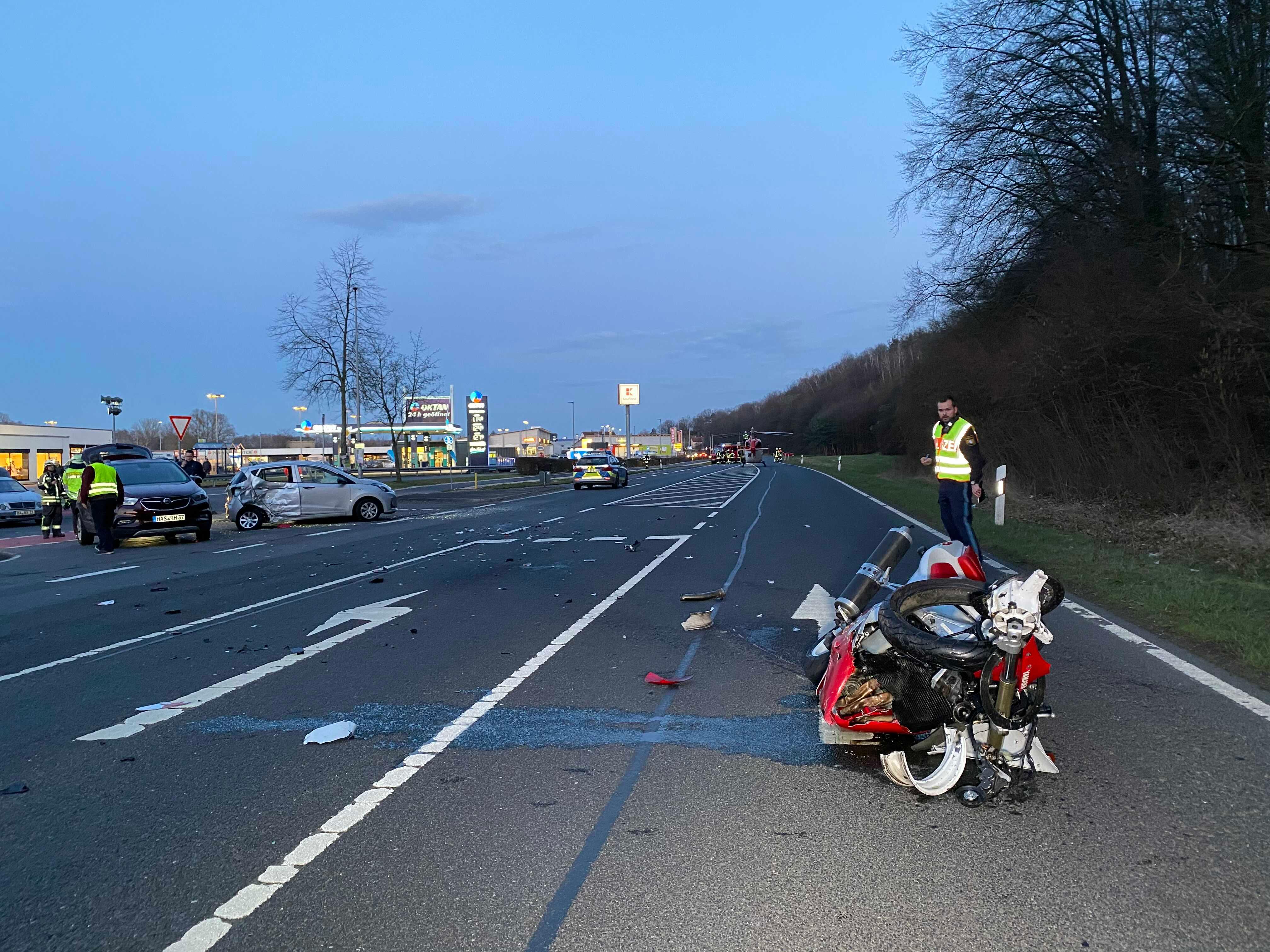 Motorrad Prallt Gegen Pkw: Biker Lebensgefährlich Verletzt | Nordbayern