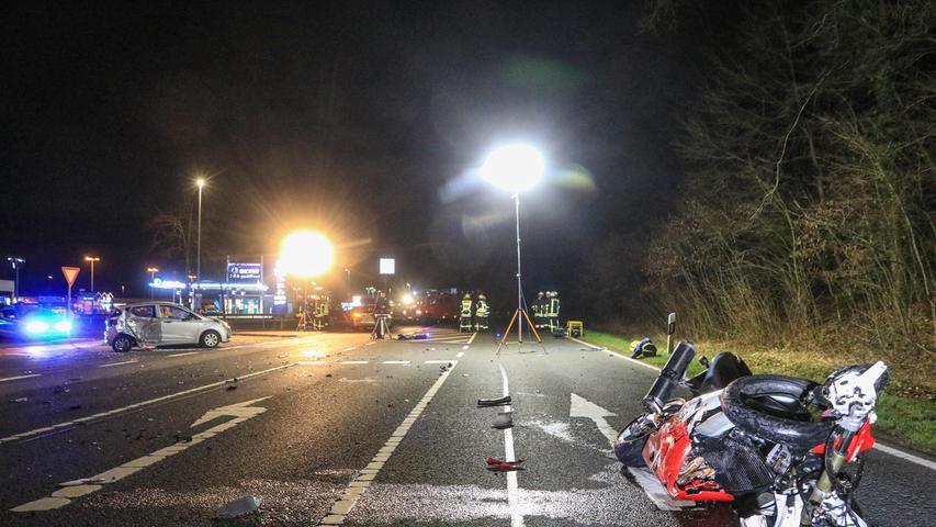 Auto stößt mit Motorrad zusammen: Biker lebensgefährlich verletzt