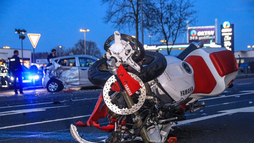 Auto stößt mit Motorrad zusammen: Biker lebensgefährlich verletzt