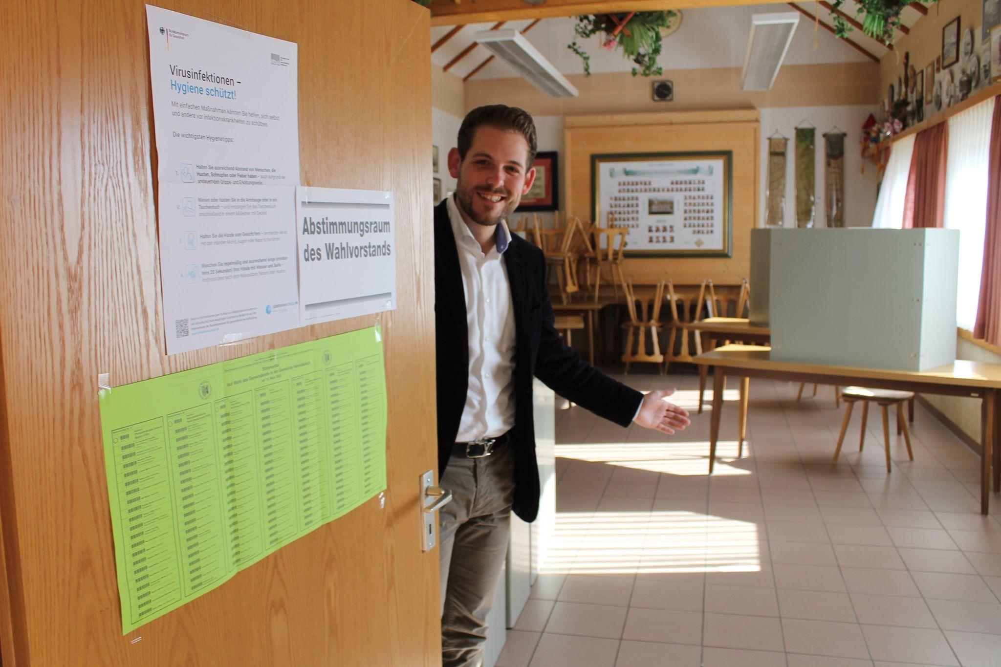 Wahlhelfer Sebastian Kramer hat den ersten Ansturm an Wählern gegen zehn Uhr im Stimmbezirk 3 "Cäcilia" in Heroldsbach bereits hinter sich. Bis 10.15 Uhr haben in seinem Stimmbezirk inklusive Briefwähler 69,3 Prozent der Stimmberechtigten gewählt.