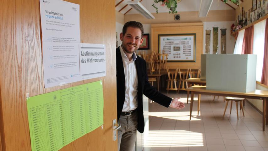 Wahlhelfer Sebastian Kramer hat den ersten Ansturm an Wählern gegen zehn Uhr im Stimmbezirk 3 "Cäcilia" in Heroldsbach bereits hinter sich. Bis 10.15 Uhr haben in seinem Stimmbezirk inklusive Briefwähler 69,3 Prozent der Stimmberechtigten gewählt.