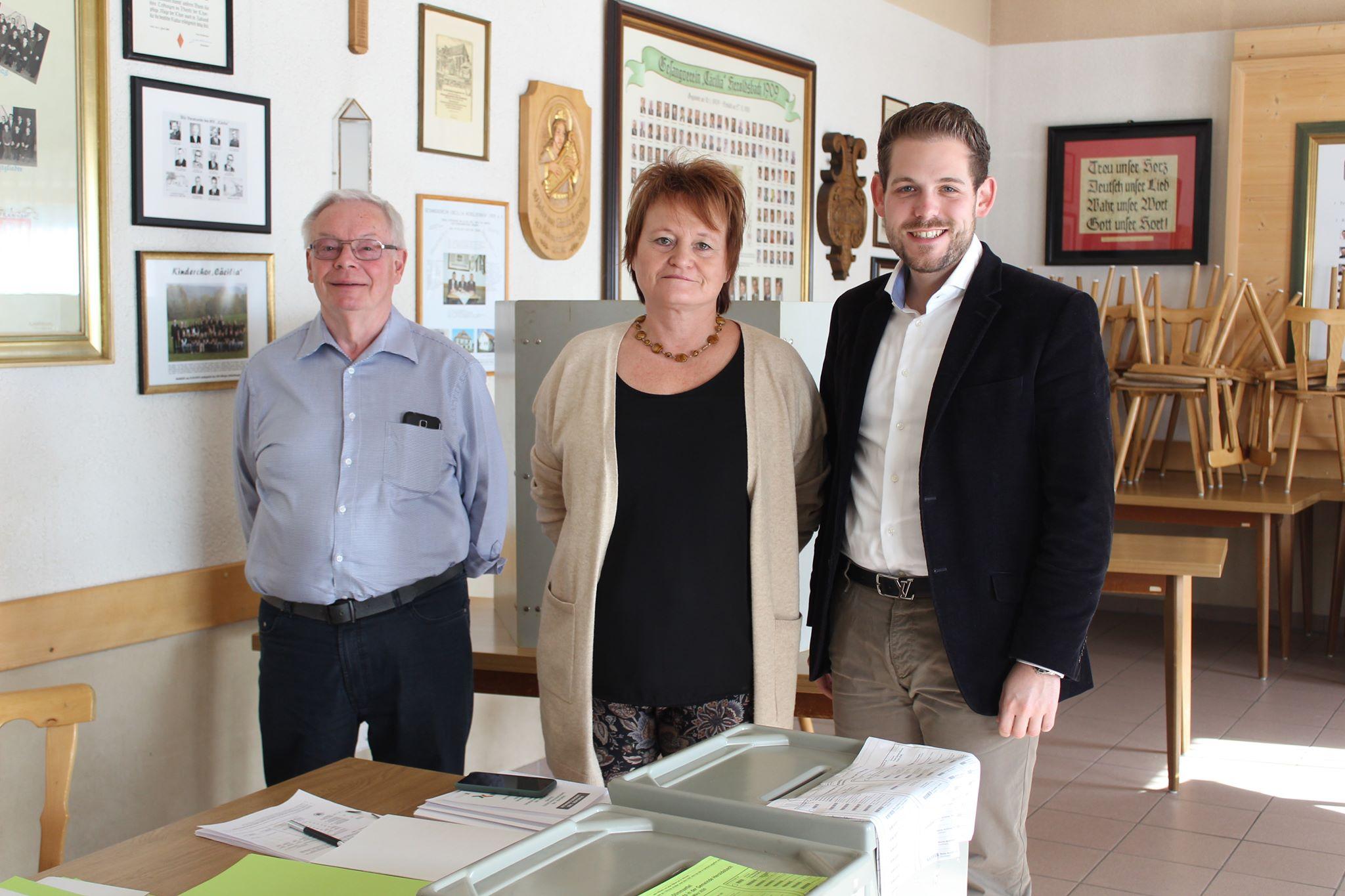 Kurt-Werner Carlheim, Manuela Hümmer und Sebastian Kramer helfen in Heroldsbach beim Auszählen der Wahlzettel im Stimmbezirk 3 "Cacilia".