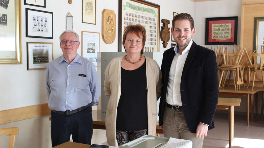 Kurt-Werner Carlheim, Manuela Hümmer und Sebastian Kramer helfen in Heroldsbach beim Auszählen der Wahlzettel im Stimmbezirk 3 "Cacilia".