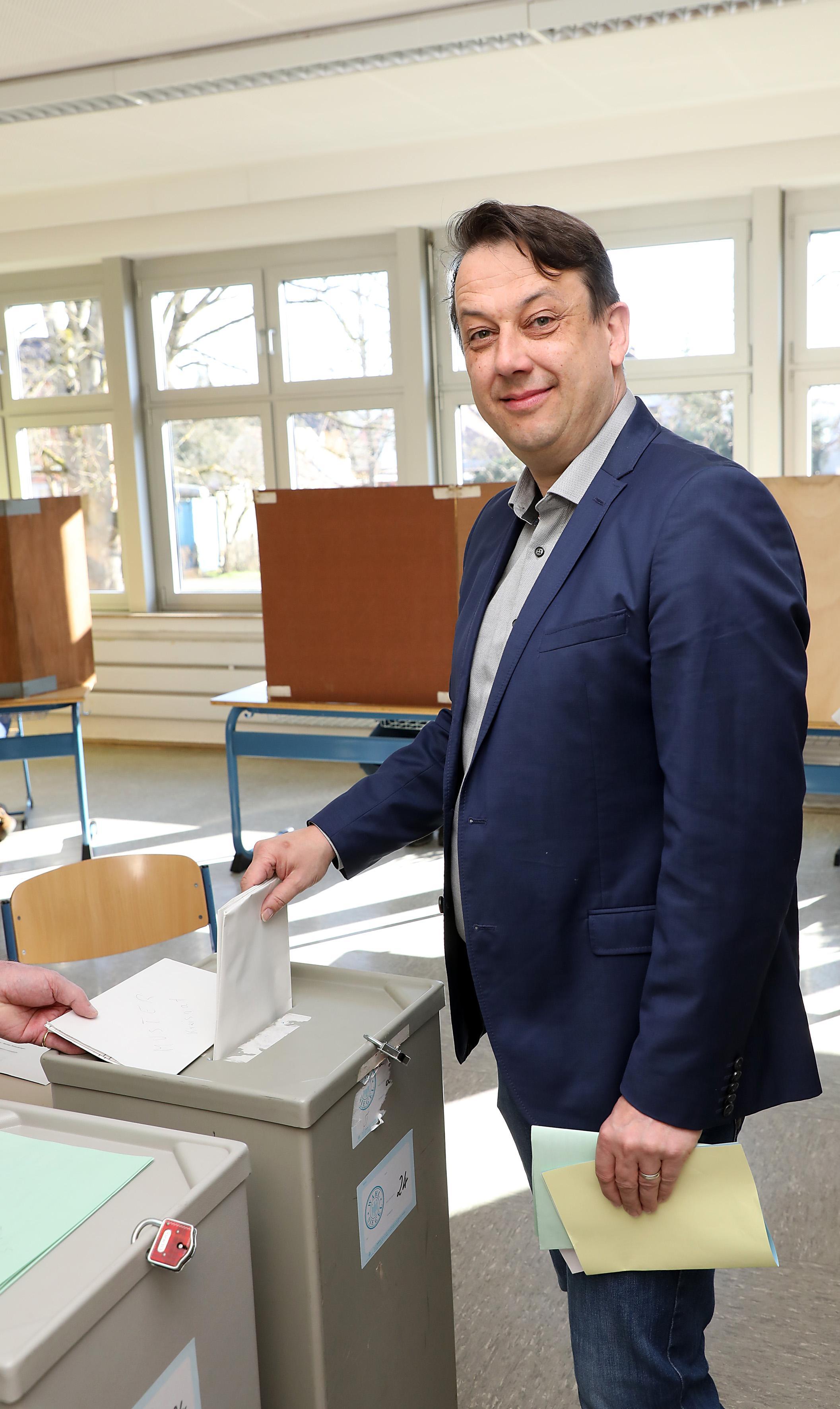 SPD-Landratskandidat Reiner Büttner war morgens um 9 Uhr in seinem Wahllokal in Buckenhofen, um den Stimmzettel abzugeben.