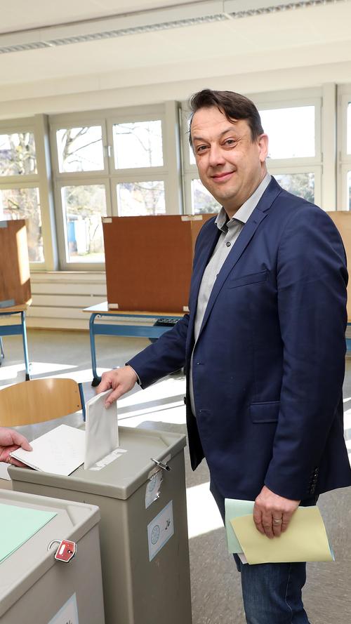 SPD-Landratskandidat Reiner Büttner war morgens um 9 Uhr in seinem Wahllokal in Buckenhofen, um den Stimmzettel abzugeben.
