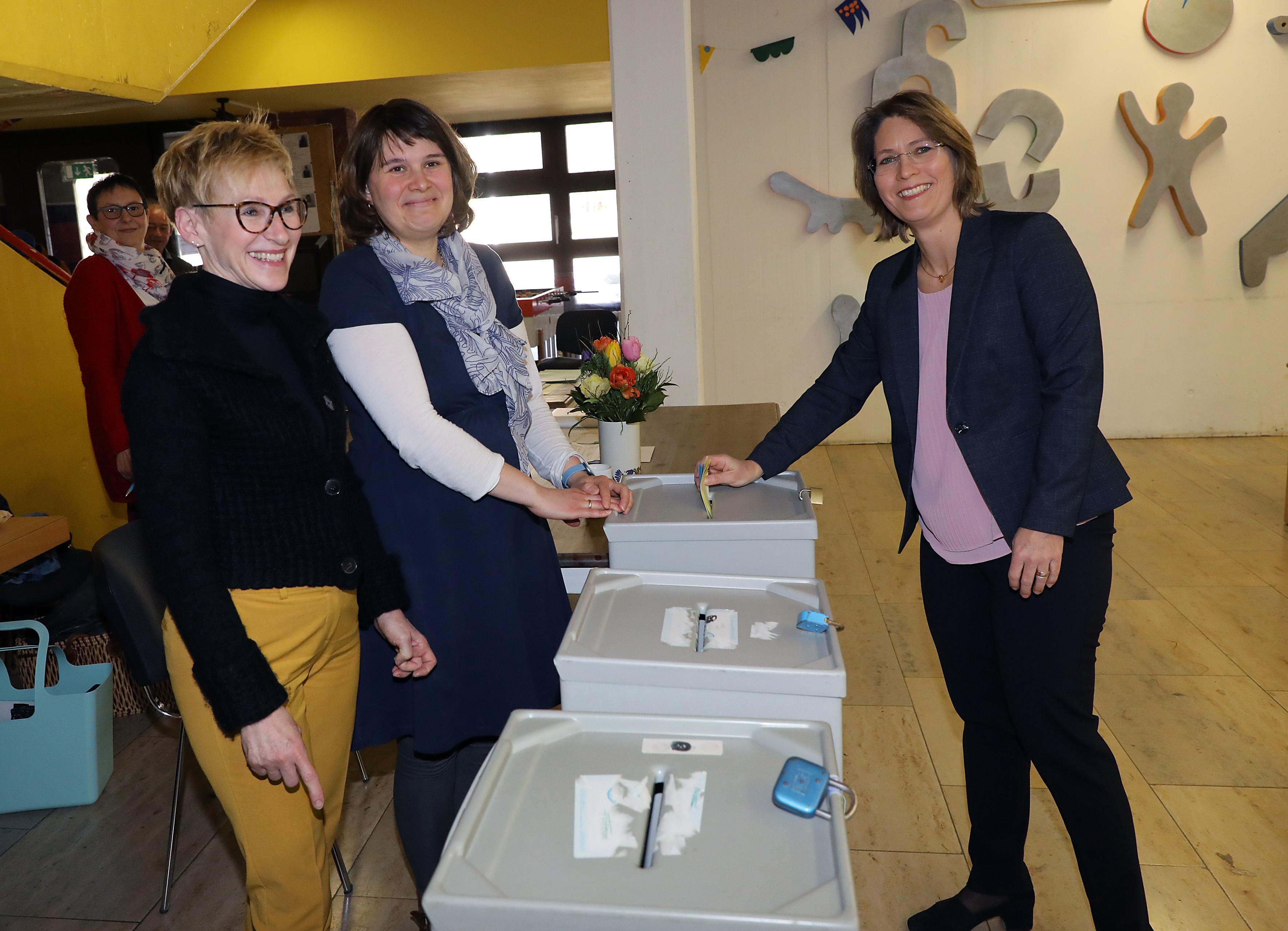 Wie überbrückt man am besten die Zeit zwischen Stimmzettelabgabe und Wahlergebnis? Forchheims grüne OB-Kandidatin Annette Prechtel war mit der ganzen Familie zum Wählen gekommen. Danach wollten die Prechtels die Sonne genießen, spazieren gehen oder schwimmen im Königsbad.