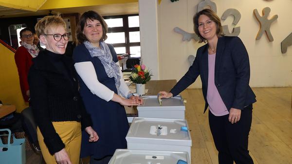 Wie überbrückt man am besten die Zeit zwischen Stimmzettelabgabe und Wahlergebnis? Forchheims grüne OB-Kandidatin Annette Prechtel war mit der ganzen Familie zum Wählen gekommen. Danach wollten die Prechtels die Sonne genießen, spazieren gehen oder schwimmen im Königsbad.