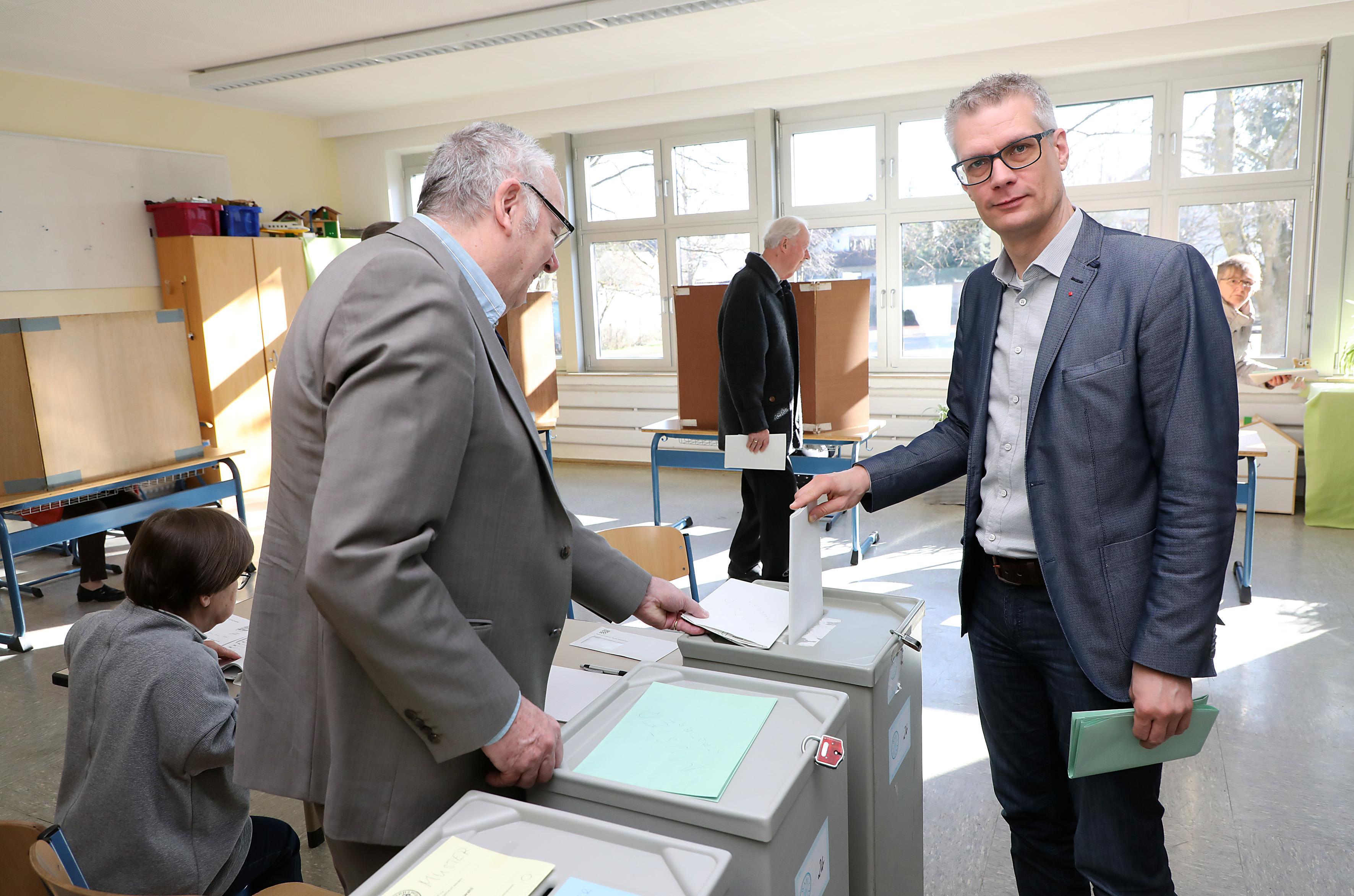 Oberbürgermeister Uwe Kirschstein (SPD) kam zusammen mit seinem Parteikollegen, Landratskandidat Reiner Büttner, ins Wahllokal nach Buckenhofen.