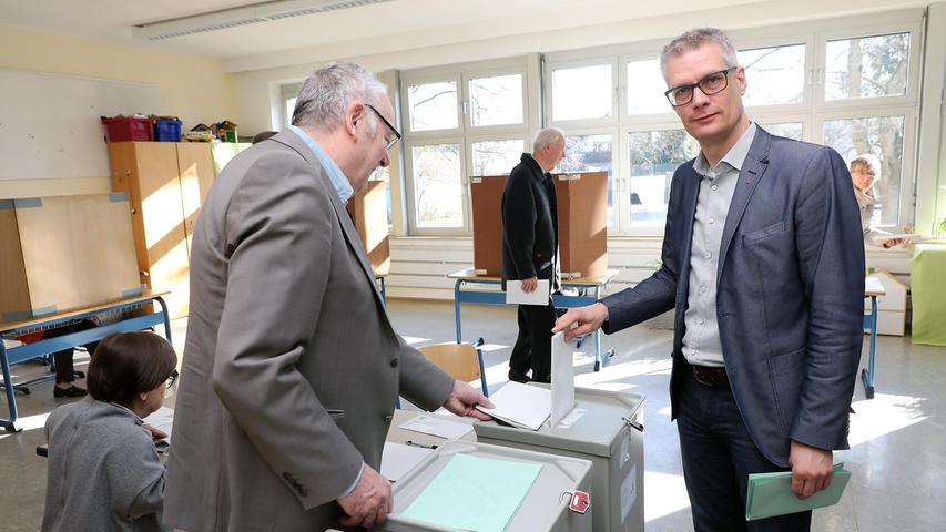 Oberbürgermeister Uwe Kirschstein (SPD) kam zusammen mit seinem Parteikollegen, Landratskandidat Reiner Büttner, ins Wahllokal nach Buckenhofen.