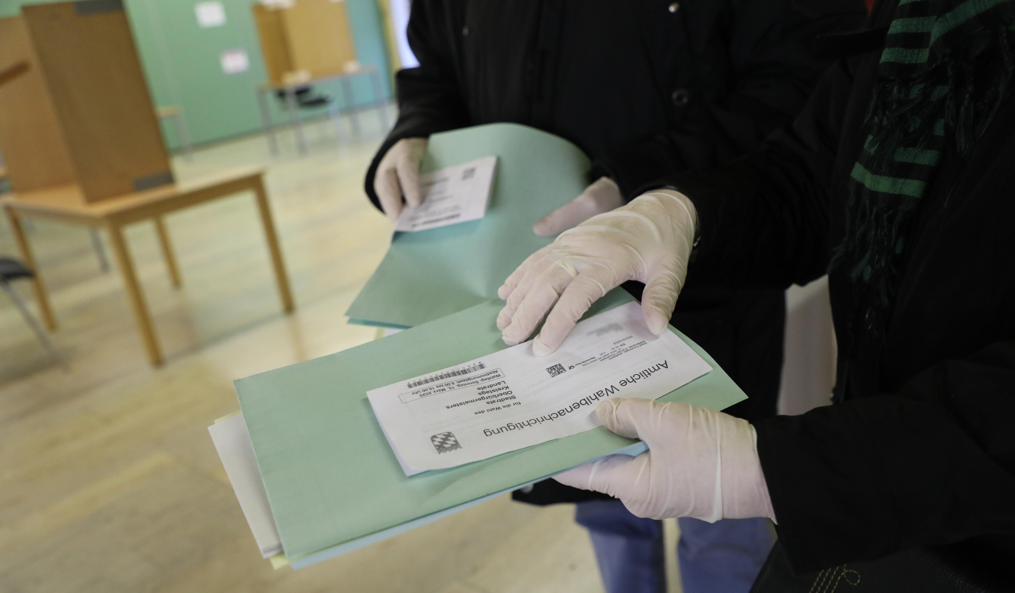 Die Auswirkungen des Corona-Virus auf die Wahlen: Zum Teil trugen Wahlhelfer Mundschutz, Einmalhandschuhe, in den Wahllokalen stand Desinfektionsspray zur Verfügung; Wähler konnten ihren eigenen Kugelschreiber mitbringen.