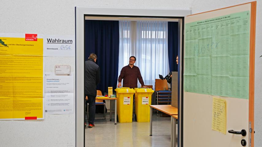 Hier im Wahllokal des Berufsausbildungswerk Mittelfranken gibt Bügermeisterkandidat ...