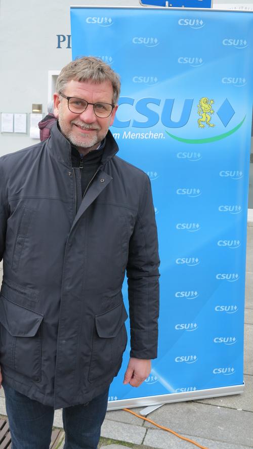 Der Gunzenhäuser Bürgermeister Karl-Heinz Fitz (CSU) hat sich im ersten Wahlgang gegen seine drei Gegenkandidaten durchgesetzt.
