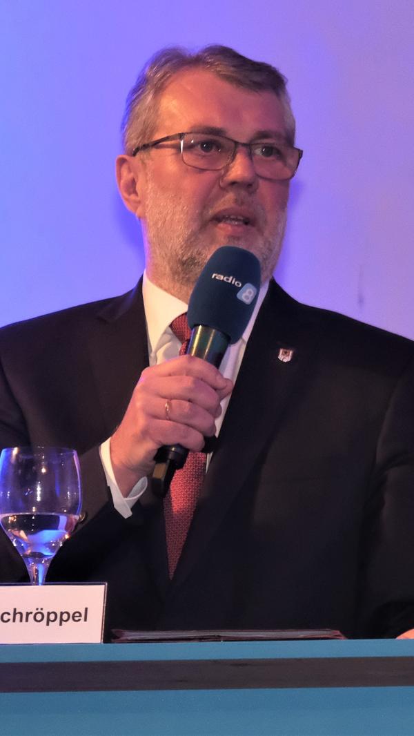 Der amtierende Weißenburger Bürgermeister Jürgen Schröppel (SPD) kann sich im ersten Wahlgang knapp mit 49,5 Prozent nicht durchsetzen und muss in zwei Wochen in die Stichwahl gegen ...