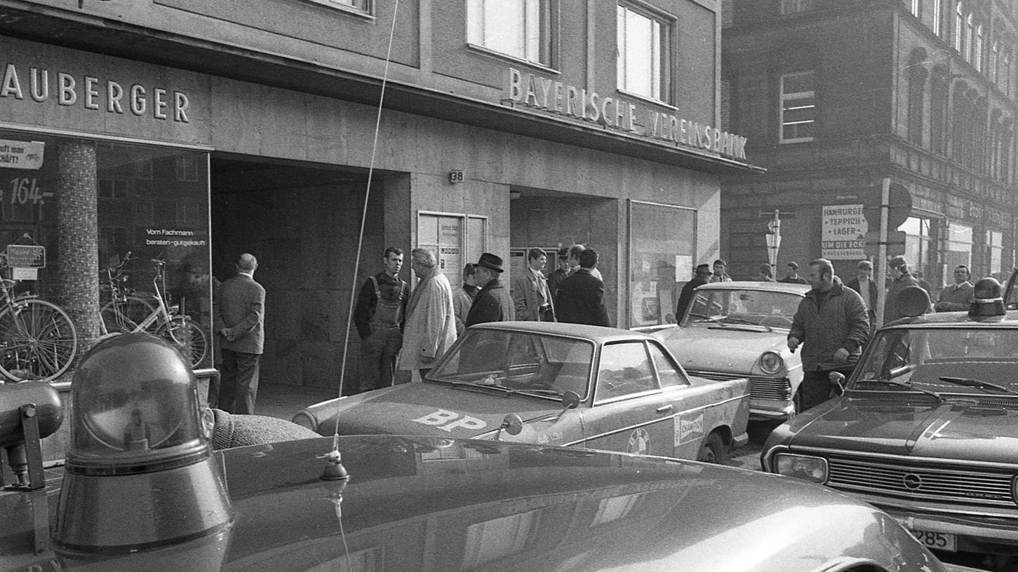 Die Nürnberger Polizei fahndete am 14. März 1970 nach einem Räuber, der die Bayerische Vereinsbank in der Fürther Straße überfallen hatte.