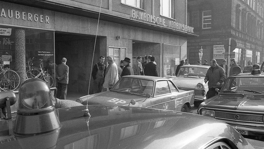 Die Nürnberger Polizei fahndete am 14. März 1970 nach einem Räuber, der die Bayerische Vereinsbank in der Fürther Straße überfallen hatte.  Hier geht es zum Artikel vom 14. März 1970: Bewaffneter Räuber war entkommen