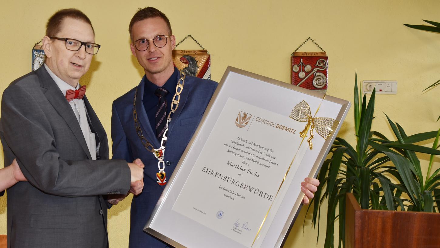 Zweiter Bürgermeister Matthias Fuchs (links) ist neuer Ehrenbürger der Gemeinde Dormitz. Bürgermeister Holger Bezold überreichte die Urkunde.