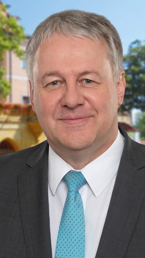 Auch im Landkreis Amberg-Sulzbach hat der CSU-Amtsinhaber das Landratsamt verteidigt: Richard Reisinger bleibt nach einem Erdrutschsieg Kreischef.