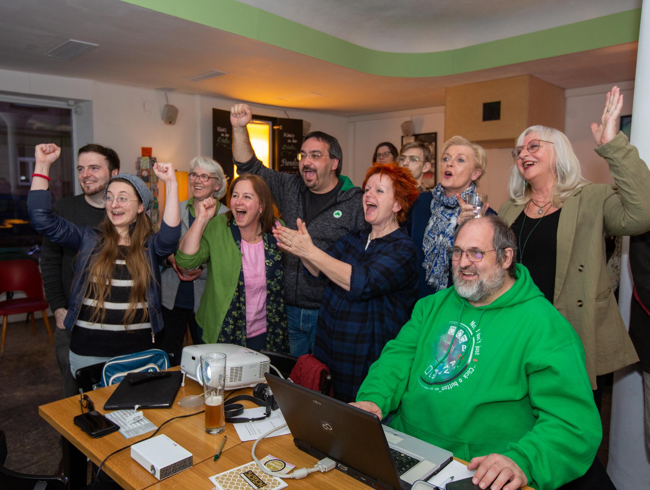 Die Grünen freuten sich in der Babylon-Diele über ihr gutes Abschneiden bei der Stadtratswahl.