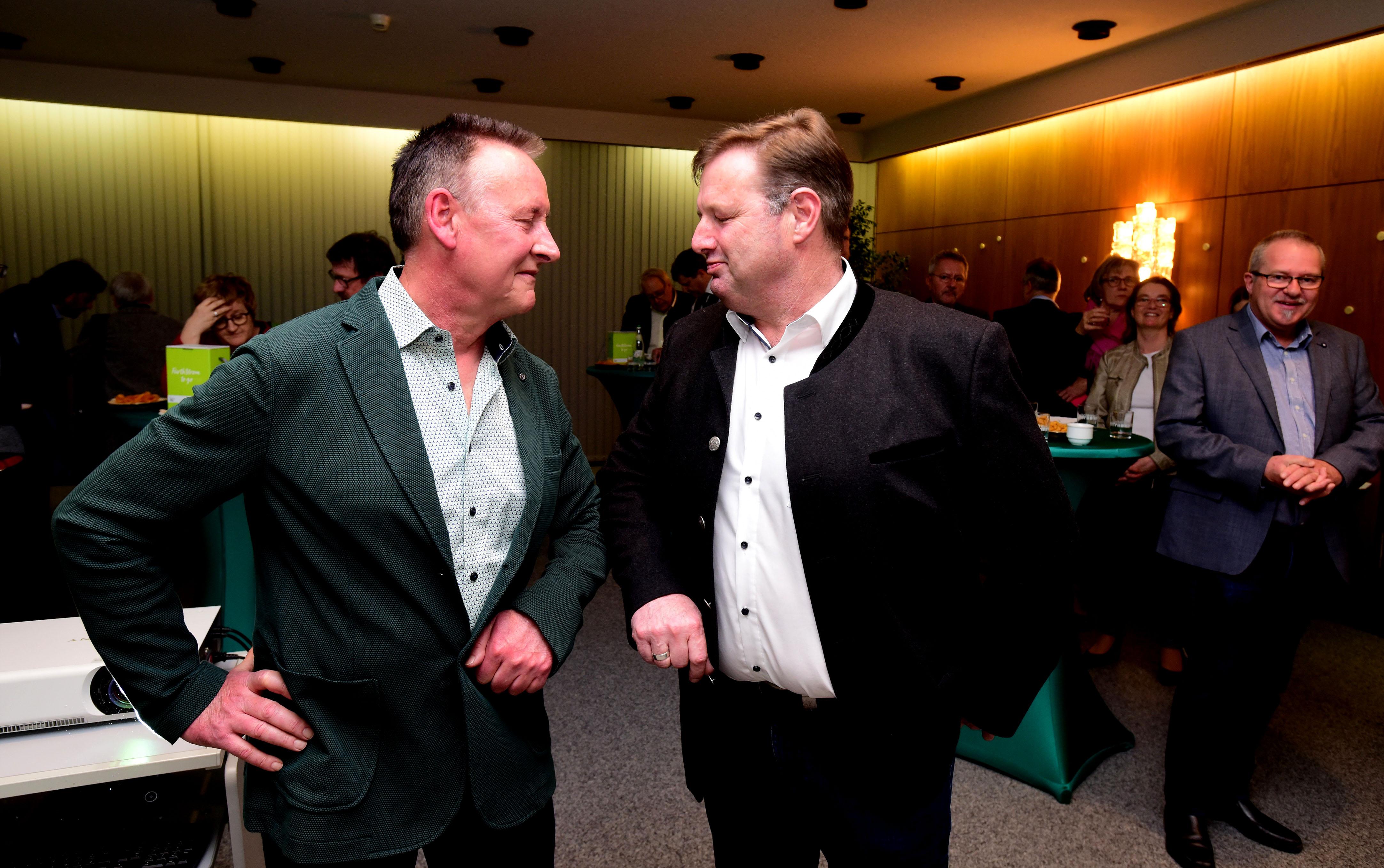 Thomas Jung und sein CSU-Herausforderer Dietmar Helm trafen sich bei der Wahlpräsentation im Sitzungssal der infra.