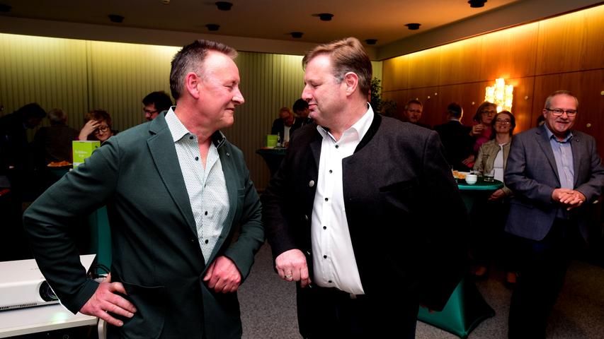Thomas Jung und sein CSU-Herausforderer Dietmar Helm trafen sich bei der Wahlpräsentation im Sitzungssal der infra.