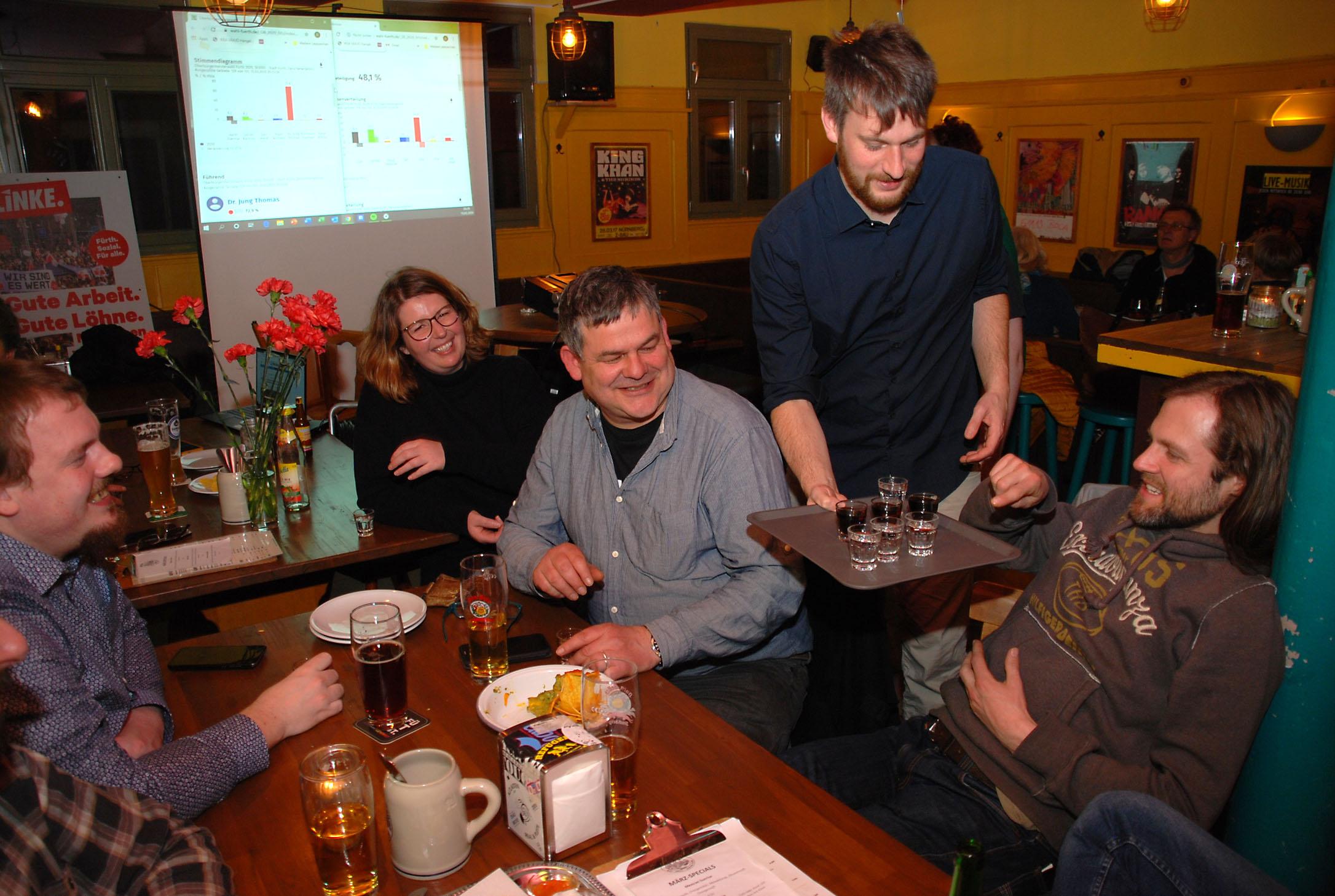 Die Linke und ihr Kandidat Niklas Haupt stießen im "Boca" auf die Wahl an.