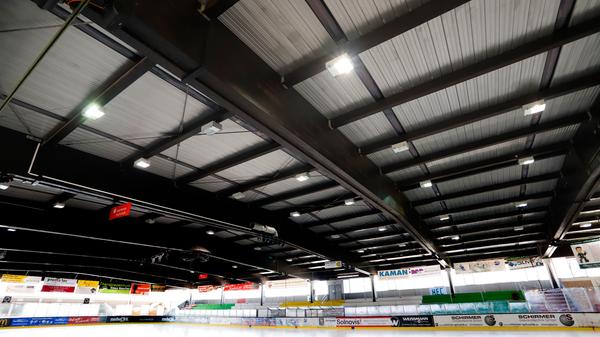 Die große Leere auf dem Eis: Hier in Höchstadt ist die Halle verweist - wie so viele andere Sportstätten in Erlangen und dem Landkreis Erlangen-Höchstadt. Schaut man sich um, entstehen bizarre Bilder.