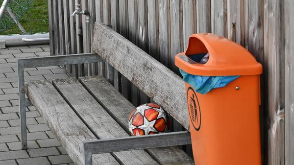 Wann der Ball wieder rollt, kann aktuell niemand seriös beantworten. Bei Fußball-Bezirksligist SV Tennenlohe haben sie ihn trotzdem schon einmal bereit gelegt.