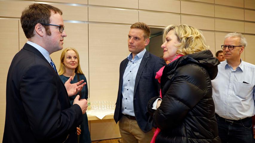 Schnell war klar: Es wird zu einer Stichwahl zwischen Amtsinhaber Florian Janik (SPD) und Herausforderer Jörg Volleth von der CSU kommen. Wer neuer Oberbürgermeister von Erlangen wird, entscheiden somit die Wahlberechtigten bei der Stichwahl am 29. März 2020.