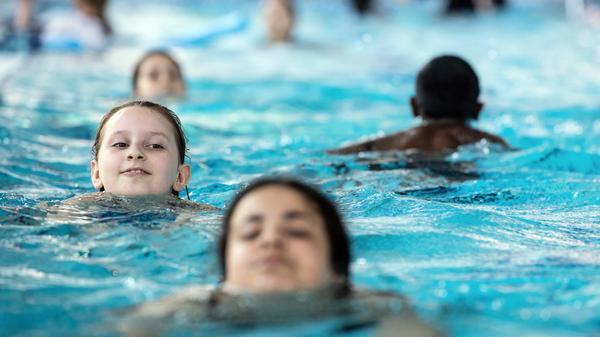 Sämtliche Freizeiteinrichtungen in Bayern müssen vorerst geschlossen bleiben. Das betrifft im einzelnen: Schwimmbäder, Saunen, Thermen, Kinos, Tagungs- und Veranstaltungsräume, Theater, Museen, Bibliotheken, Vereinsräume, Sporthallen, Fitnessstudios, Tierparks, Aus- und Fortbildungseinrichtungen, Musik- und Volkshochschulen sowie Jugendhäuser. Auch Sport- und Spielplätze bleiben gesperrt.