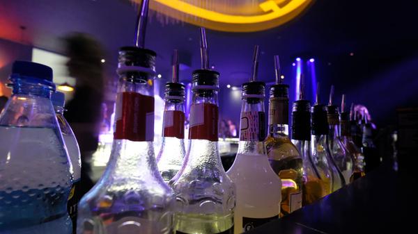 Auch Clubs, Bars und Diskotheken, Spielhallen sowie Bordelle müssen noch geschlossen bleiben.
