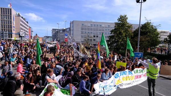 Veranstaltungen und Versammlungen werden weiterhin generell und landesweit verboten. Ab dem 20. April ist eine Kontaktperson außerhalb der Haushaltsgemeinschaft und Familie erlaubt. Zusammenkünfte von Glaubensgemeinschaften, beispielsweise Gottesdienste bleiben untersagt.