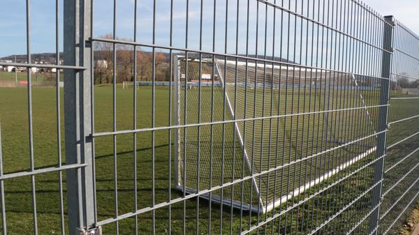 Die Zwangspause im Amateurfußball dauert mindestens bis zum 31. August an. Damit werden mehr als 25 000 Teams im Freistaat noch mehrere Monate keine Liga-Partien bestreiten. Die unterbrochene Saison soll anschließend fortgesetzt werden.