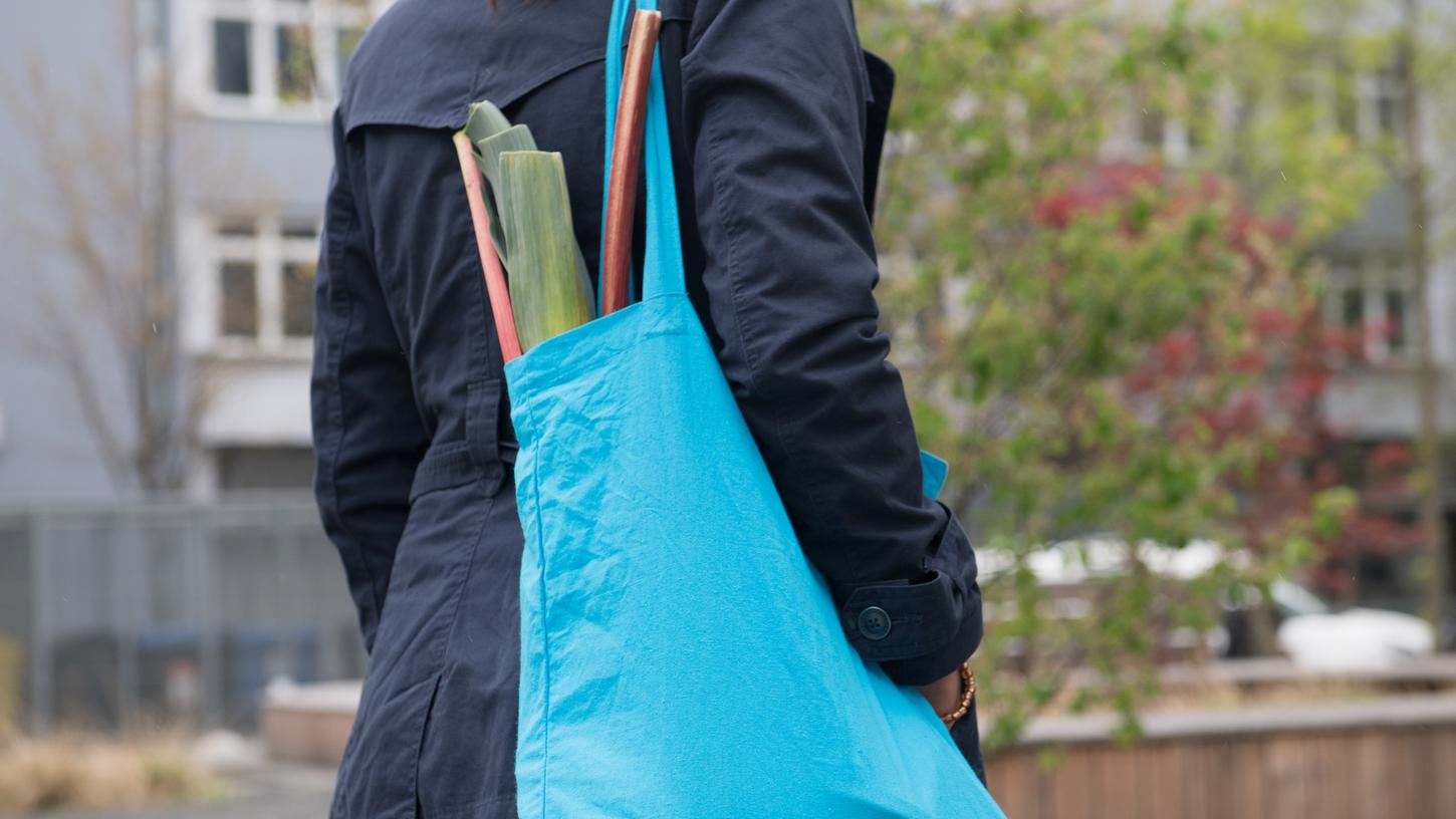 Zum Themendienst-Bericht vom 24. April 2018: Ein Jutebeutel ist praktisch beim Einkaufen, man sollte ihn aber aus hygienischen Gründen regelmäÃig waschen. (Bild vom 24.04.2018 /Nur zur redaktionellen Verwendung durch Themendienst-Bezieher.) Foto: Robert Günther/dpa-tmn | Verwendung weltweit Zum Themendienst-Bericht vom 24. April 2018: Ein Jutebeutel ist praktisch beim Einkaufen, man sollte ihn aber aus hygienischen Gründen regelmäÃig waschen. (Bild vom 24.04.2018 /Nur zur redaktionellen Verwendung durch Themendienst-Bezieher.) Foto: Robert Günther/dpa-tmn | Verwendung weltweit